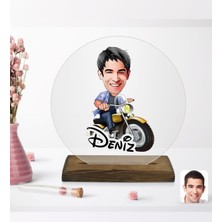 BK Kişiye Özel Erkek Motorcu Karikatürlü Yuvarlak Ahşap Standlı Biblo-1