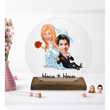 BK Kişiye Özel Evleniyoruz Karikatürlü Yuvarlak Ahşap Standlı Biblo-2