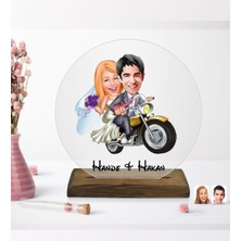 BK Kişiye Özel Evleniyoruz Karikatürlü Yuvarlak Ahşap Standlı Biblo-8