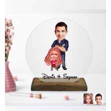 BK Kişiye Özel Baba Kız Karikatürlü Yuvarlak Ahşap Standlı Biblo-1