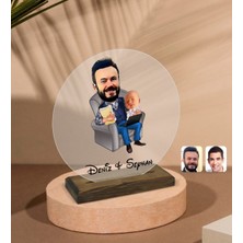 BK Kişiye Özel Baba Oğul Karikatürlü Yuvarlak Ahşap Standlı Biblo-1