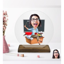 BK Kişiye Özel Kadın Öğretmen Karikatürlü Yuvarlak Ahşap Standlı Biblo-2