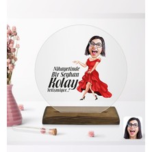 BK Kişiye Özel Kadın Kolay Yetişmiyor Karikatürlü Yuvarlak Ahşap Standlı Biblo-1