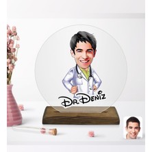 BK Kişiye Özel Erkek Doktor Karikatürlü Yuvarlak Ahşap Standlı Biblo-1