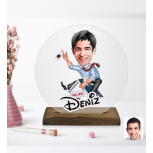 BK Kişiye Özel Erkek Emlakçı Karikatürlü Yuvarlak Ahşap Standlı Biblo-1