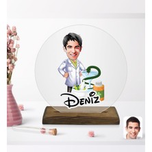 BK Kişiye Özel Erkek Eczacı Karikatürlü Yuvarlak Ahşap Standlı Biblo-2