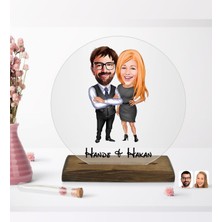 BK Kişiye Özel Sevgililer Karikatürlü Yuvarlak Ahşap Standlı BIBLO-100