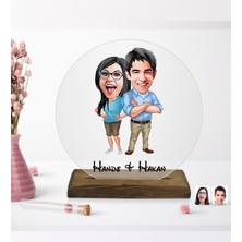 BK Kişiye Özel Sevgililer Karikatürlü Yuvarlak Ahşap Standlı BIBLO-101