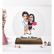 BK Kişiye Özel Sevgililer Karikatürlü Yuvarlak Ahşap Standlı BIBLO-108