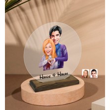BK Kişiye Özel Sevgililer Karikatürlü Yuvarlak Ahşap Standlı Biblo-89