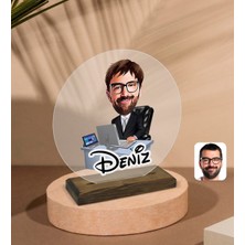 BK Kişiye Özel Erkek Genel Müdür Karikatürlü Yuvarlak Ahşap Standlı Biblo-1