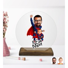 BK Kişiye Özel Süper Baba ve Çocuk Karikatürlü Yuvarlak Ahşap Standlı Biblo-1