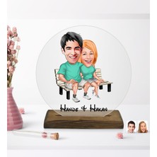 BK Kişiye Özel Sevgililer Karikatürlü Yuvarlak Ahşap Standlı Biblo-55