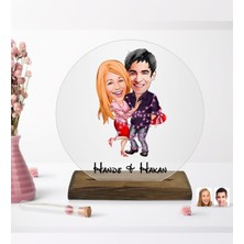 BK Kişiye Özel Sevgililer Karikatürlü Yuvarlak Ahşap Standlı Biblo-2