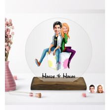 BK Kişiye Özel Sevgililer Karikatürlü Yuvarlak Ahşap Standlı Biblo-35