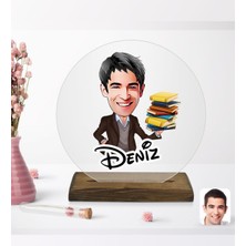 BK Kişiye Özel Erkek Öğretmen Karikatürlü Yuvarlak Ahşap Standlı Biblo-1