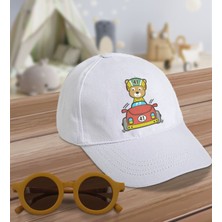 Bk Kids Yarışçı Ayı Tasarımlı Beyaz Cotton Çocuk Şapkası ve Sarı Çocuk Güneş Gözlüğü Hediye Seti