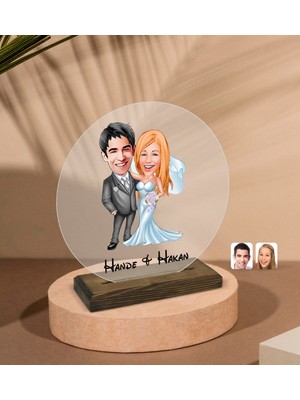 BK Kişiye Özel Evleniyoruz Karikatürlü Yuvarlak Ahşap Standlı Biblo-5