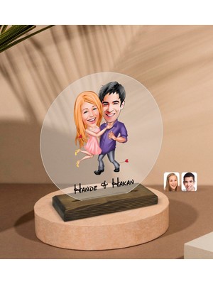 BK Kişiye Özel Sevgililer Karikatürlü Yuvarlak Ahşap Standlı Biblo-3