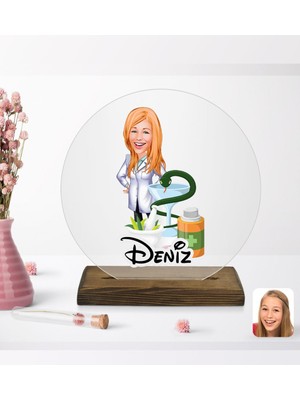 BK Kişiye Özel Kadın Eczacı Karikatürlü Yuvarlak Ahşap Standlı Biblo-2