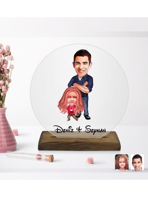 BK Kişiye Özel Baba Kız Karikatürlü Yuvarlak Ahşap Standlı Biblo-1