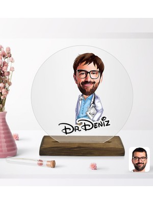 BK Kişiye Özel Erkek Doktor Karikatürlü Yuvarlak Ahşap Standlı Biblo-8