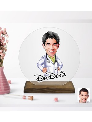 BK Kişiye Özel Erkek Doktor Karikatürlü Yuvarlak Ahşap Standlı Biblo-1