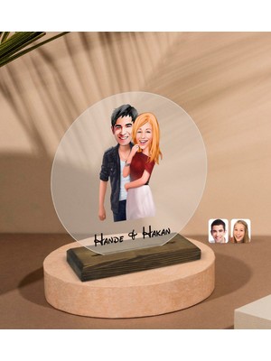 BK Kişiye Özel Sevgililer Karikatürlü Yuvarlak Ahşap Standlı Biblo-90