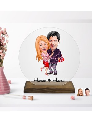 BK Kişiye Özel Sevgililer Karikatürlü Yuvarlak Ahşap Standlı Biblo-2