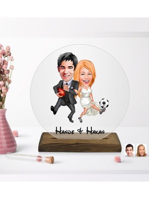 BK Kişiye Özel Sevgililer Karikatürlü Yuvarlak Ahşap Standlı Biblo-15