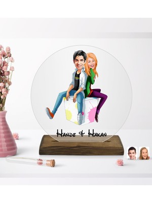 BK Kişiye Özel Sevgililer Karikatürlü Yuvarlak Ahşap Standlı Biblo-35