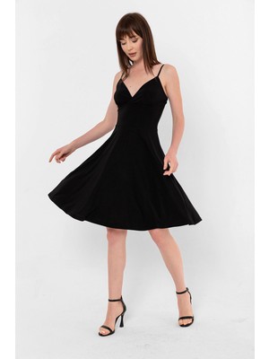 Laranor Siyah Ayarlanabilir Askılı Dekolte Yaka Kloş Elbise