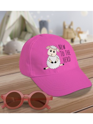 Bk Kids New To The Herd Tasarımlı Pembe Cotton Çocuk Şapkası ve Pembe Çocuk Güneş Gözlüğü Hediye Seti