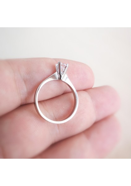 Beyaz Altın Üçgen Tırnaklı Tektaş Yüzük fiyatları