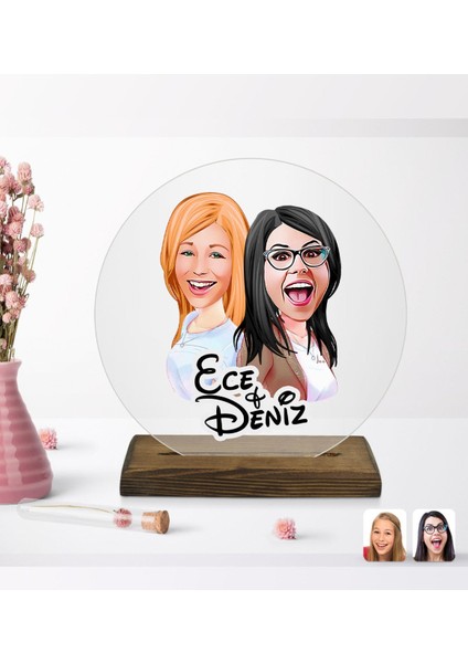 Kişiye Özel Kız Kardeşler Karikatürlü Yuvarlak Ahşap Standlı Biblo-11
