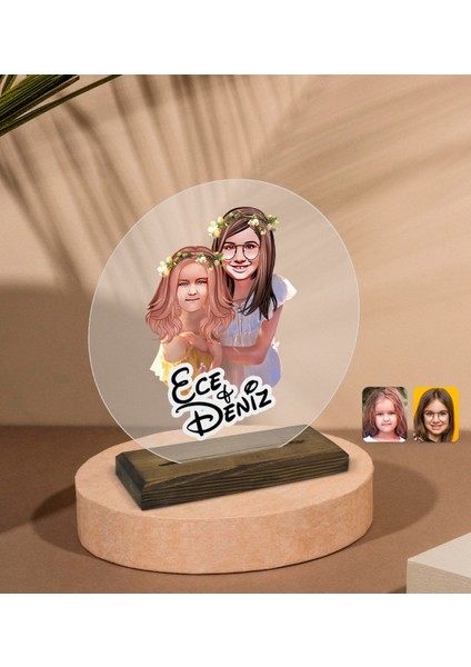 Kişiye Özel Kız Kardeşler Karikatürlü Yuvarlak Ahşap Standlı Biblo-2 fiyatları