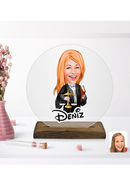 Kişiye Özel Kadın Avukat Karikatürlü Yuvarlak Ahşap Standlı Biblo-1