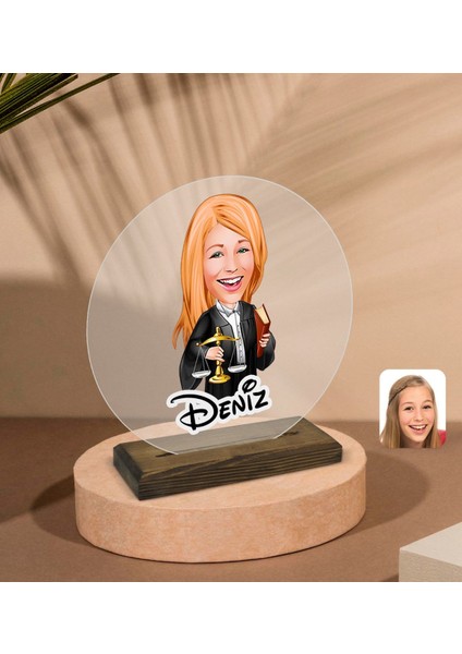 Kişiye Özel Kadın Avukat Karikatürlü Yuvarlak Ahşap Standlı Biblo-1 fiyatları