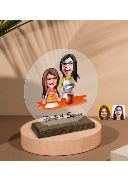 Kişiye Özel Anne Kız Karikatürlü Yuvarlak Ahşap Standlı Biblo-2 fiyatları