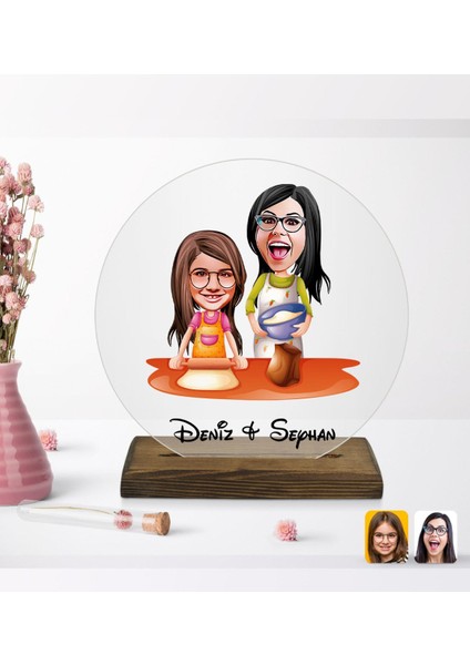 Kişiye Özel Anne Kız Karikatürlü Yuvarlak Ahşap Standlı Biblo-2