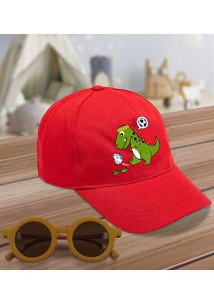 Kids Futbolcu Dinozor Tasarımlı Kırmızı Cotton Çocuk Şapkası ve Sarı Çocuk Güneş Gözlüğü Hediye Seti