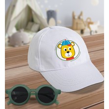 BK Kids Sevimli Ayı Tasarımlı Beyaz Cotton Çocuk Şapkası ve Yeşil Çocuk Güneş Gözlüğü Hediye Seti