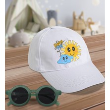 BK Kids Happy Day Tasarımlı Beyaz Cotton Çocuk Şapkası ve Yeşil Çocuk Güneş Gözlüğü Hediye Seti