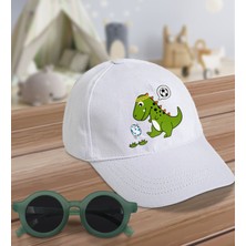 BK Kids Futbolcu Dinozor Tasarımlı Beyaz Cotton Çocuk Şapkası ve Yeşil Çocuk Güneş Gözlüğü Hediye Seti