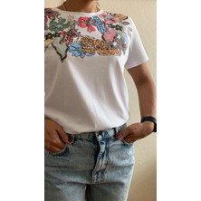 Berse Butik Beyaz Yakası Baskı Detaylı T-Shirt