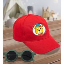BK Kids Sevimli Ayı Tasarımlı Kırmızı Cotton Çocuk Şapkası ve Yeşil Çocuk Güneş Gözlüğü Hediye Seti