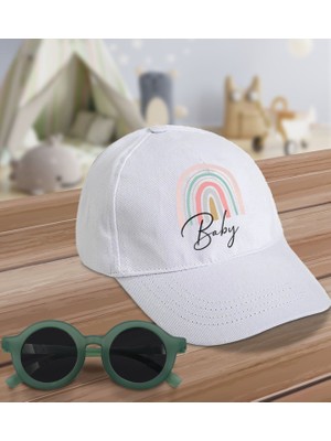 BK Kids Baby Tasarımlı Beyaz Cotton Çocuk Şapkası ve Yeşil Çocuk Güneş Gözlüğü Hediye Seti