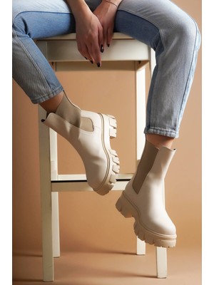 Divolya Kalın Taban Bot Bej Cilt Dış Materyal ile Şık Görünüm ve Rahat Yürüyüş Sunuyor