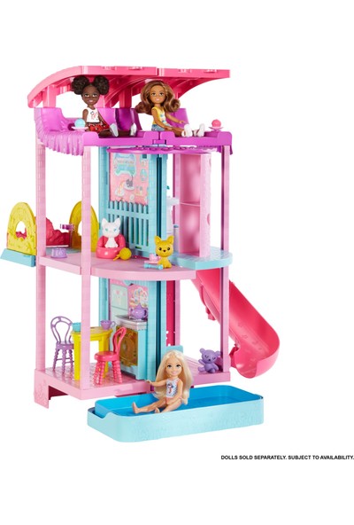Barbie Chelsea Oyun Evi (50 cm), kaydırak, havuz, top havuzu, yavru köpek ve kedi, asansör, 15'ten fazla aksesuar dahil, 3-7 yaş HCK77