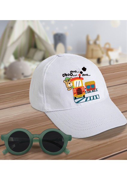 Kids Tren Tasarımlı Beyaz Cotton Çocuk Şapkası ve Yeşil Çocuk Güneş Gözlüğü Hediye Seti